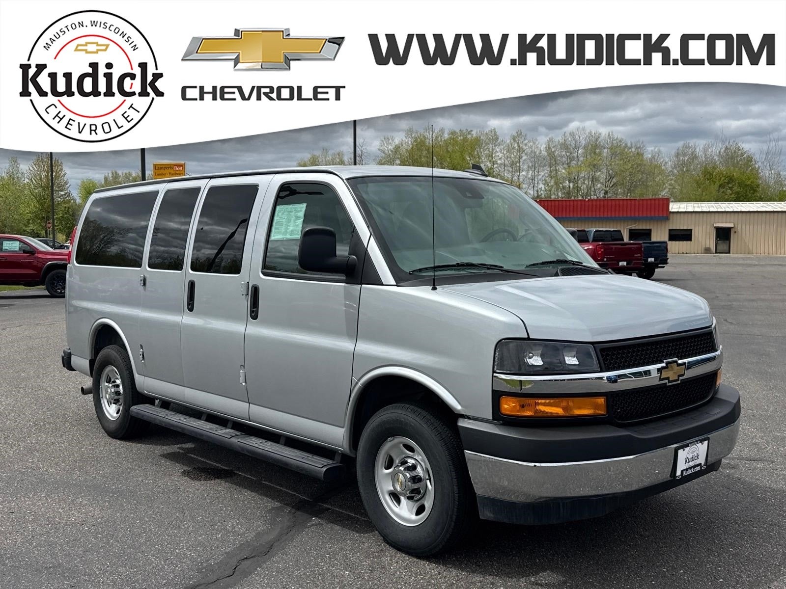 2025 Chevrolet Express Passenger 1LT