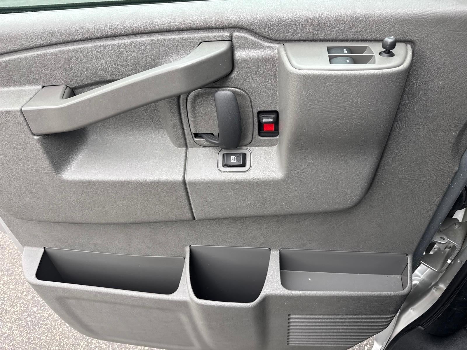 2025 Chevrolet Express Passenger 1LT
