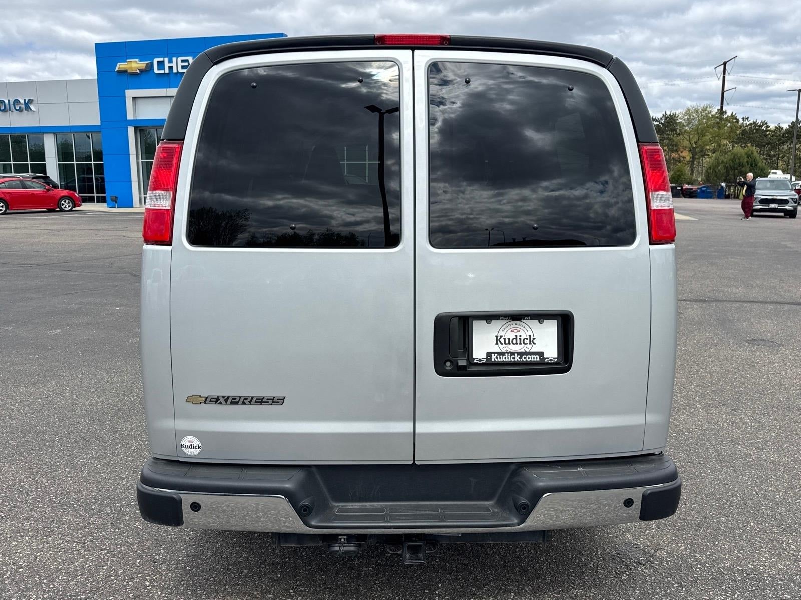 2025 Chevrolet Express Passenger 1LT