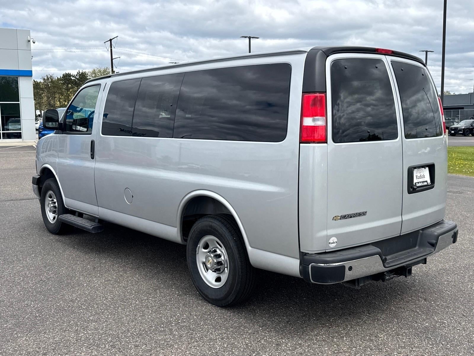 2025 Chevrolet Express Passenger 1LT