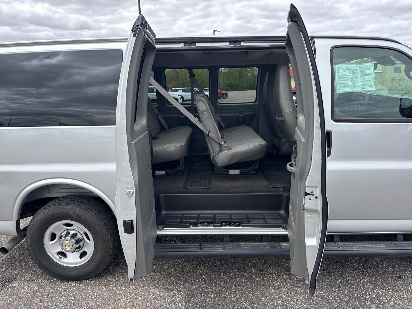 2025 Chevrolet Express Passenger 1LT
