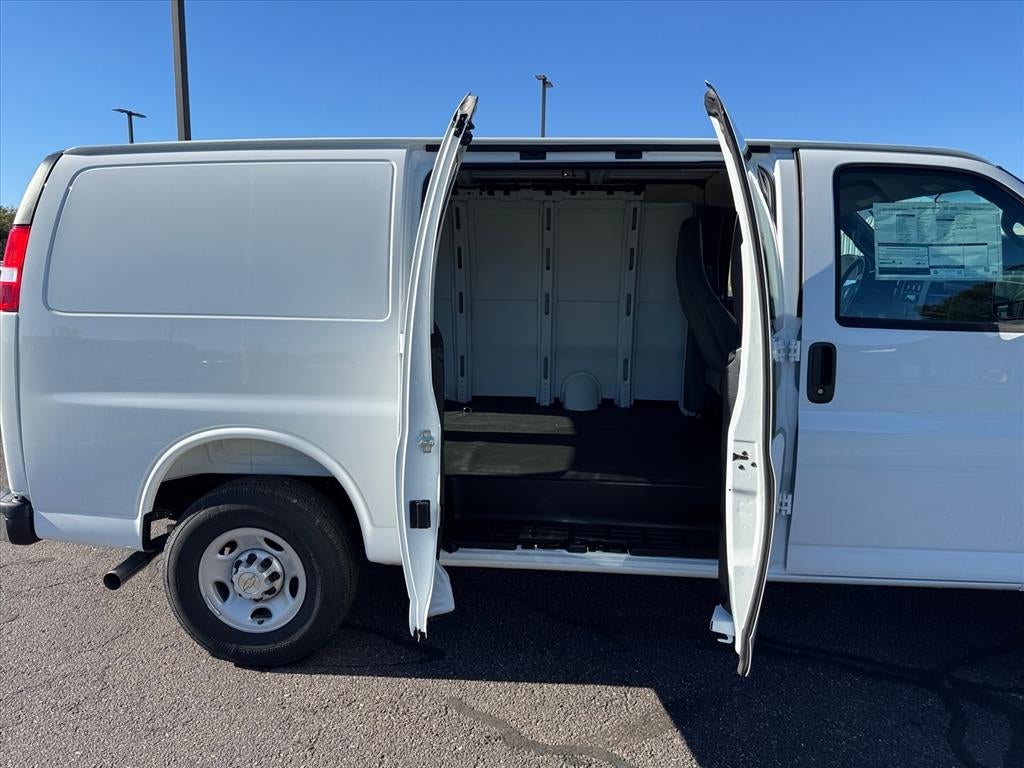 2025 Chevrolet Express Cargo 3500 WT