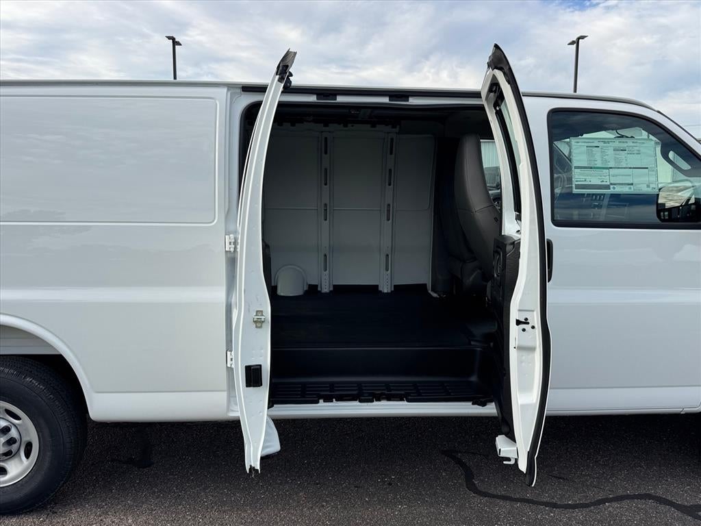 2025 Chevrolet Express Cargo 3500 WT