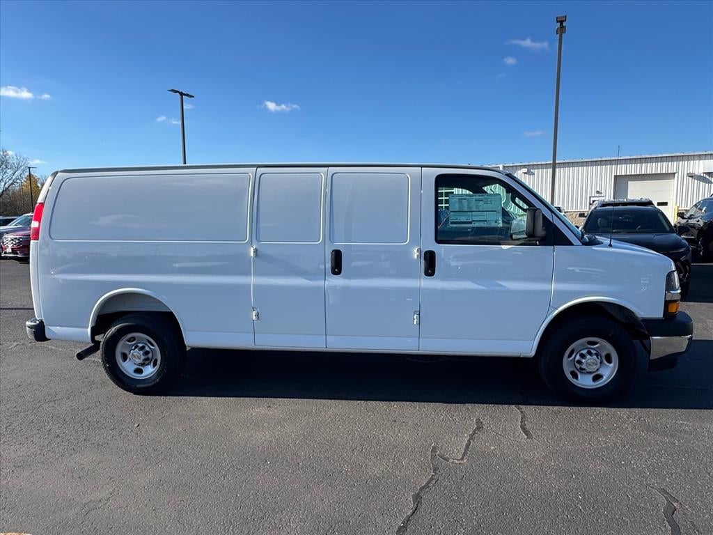 2025 Chevrolet Express Cargo 3500 WT