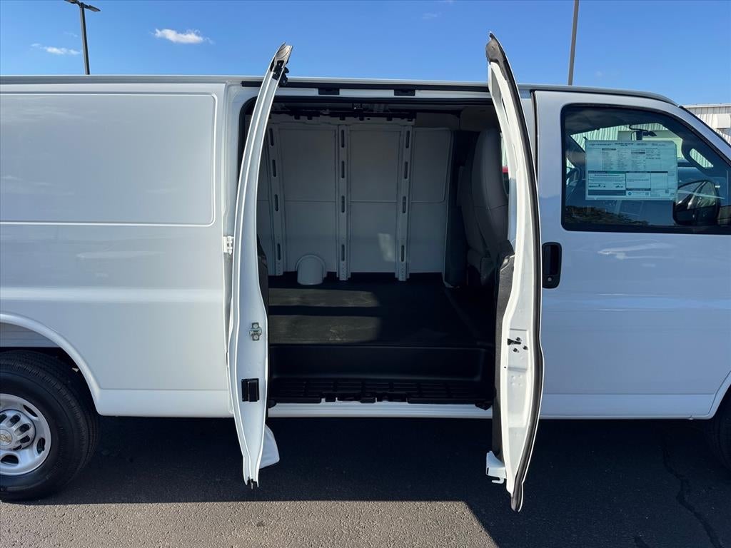 2025 Chevrolet Express Cargo 3500 WT