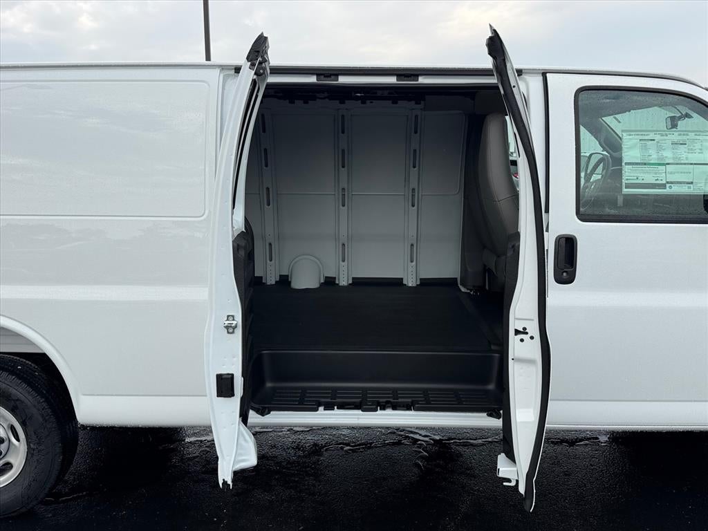 2025 Chevrolet Express Cargo 3500 WT