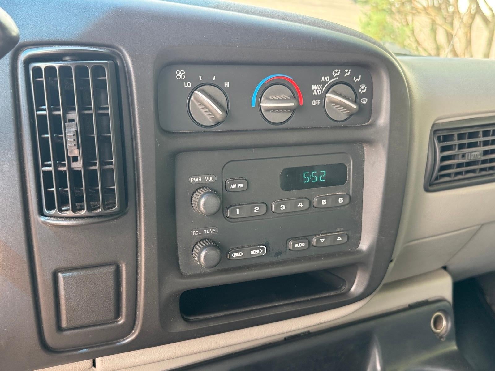 2001 GMC Savana Cutaway 3500 Base