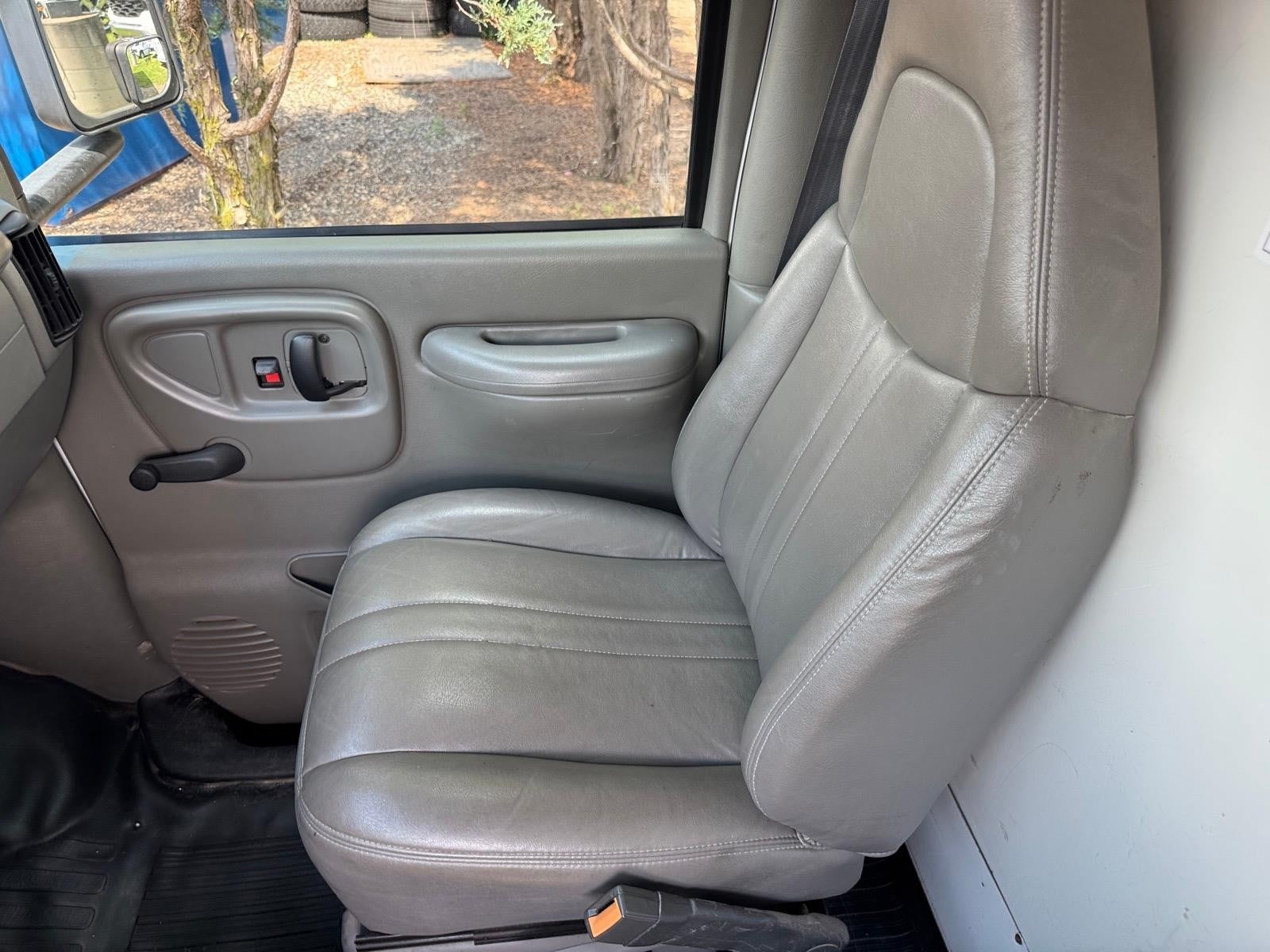 2001 GMC Savana Cutaway 3500 Base