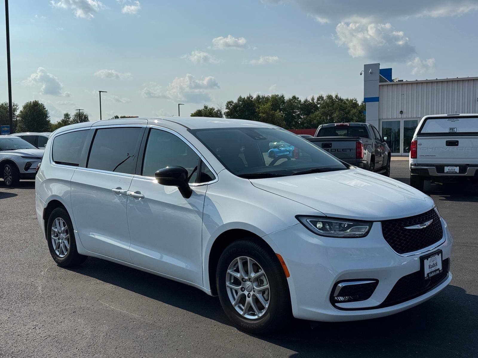 2026 Chrysler Pacifica Select