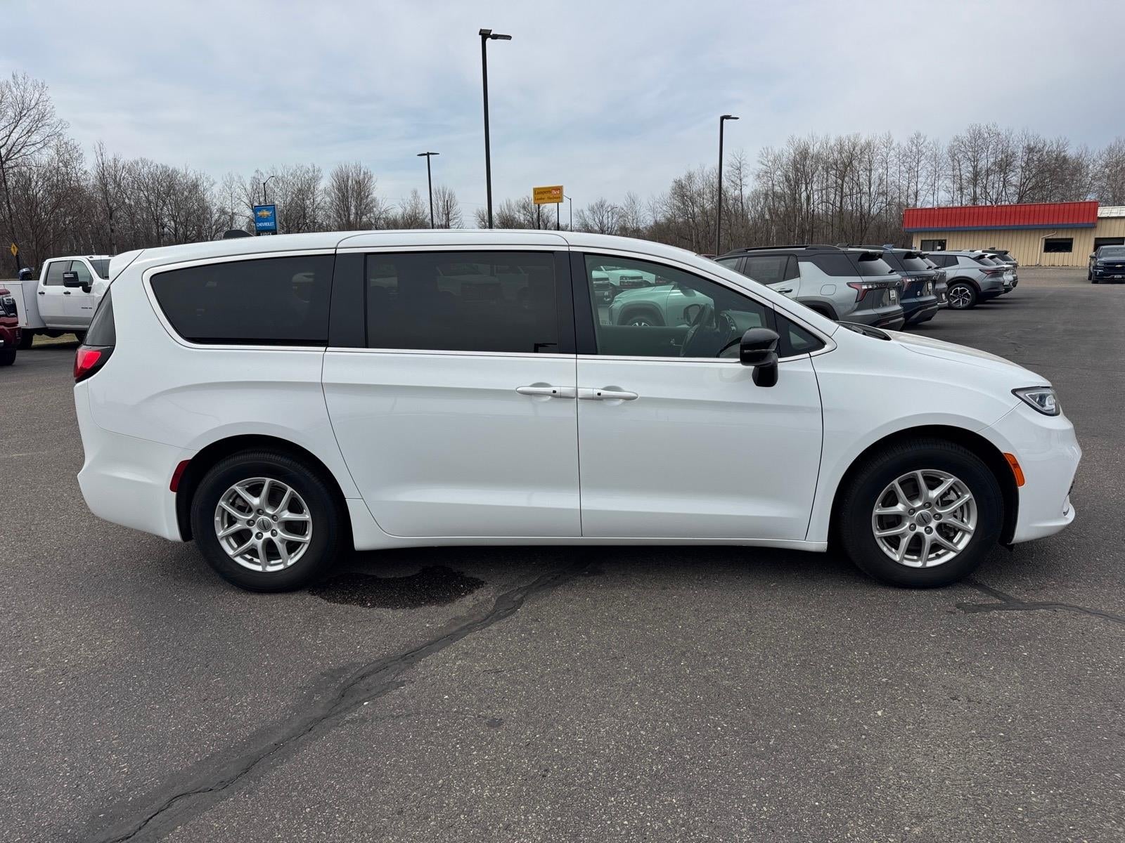 2025 Chrysler Pacifica Select