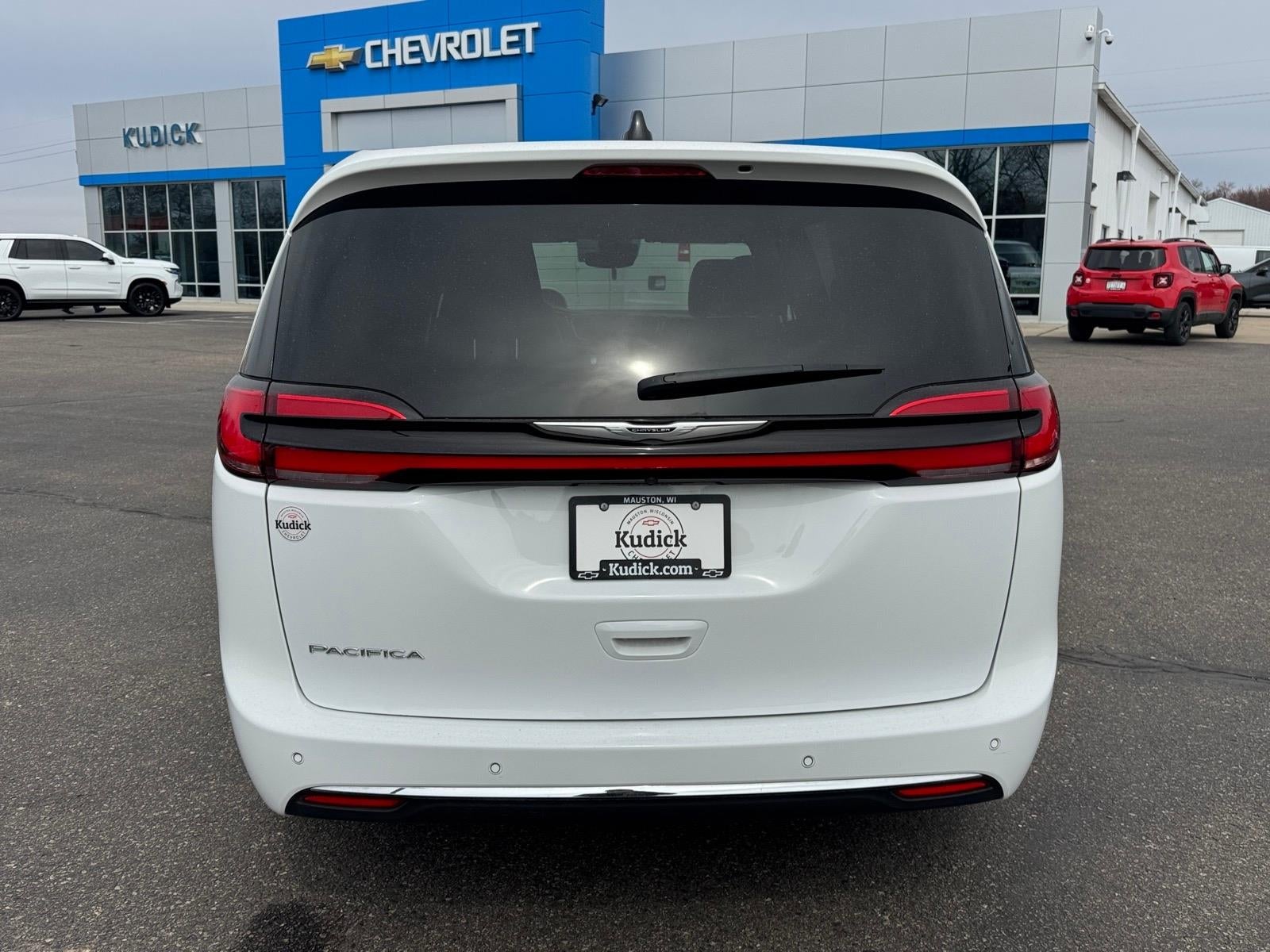 2025 Chrysler Pacifica Select