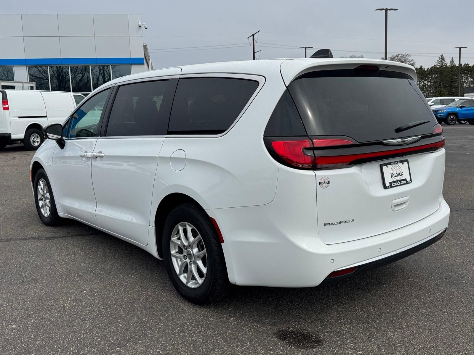 2025 Chrysler Pacifica Select