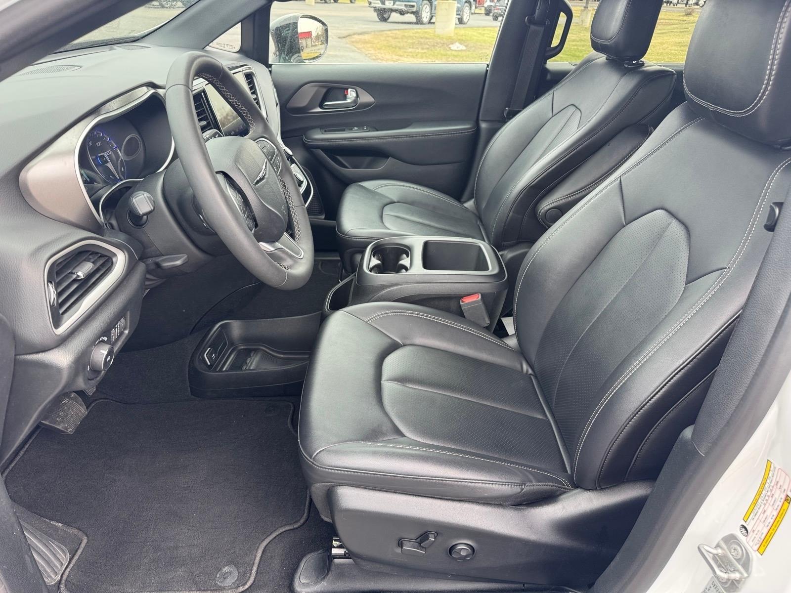 2025 Chrysler Pacifica Select